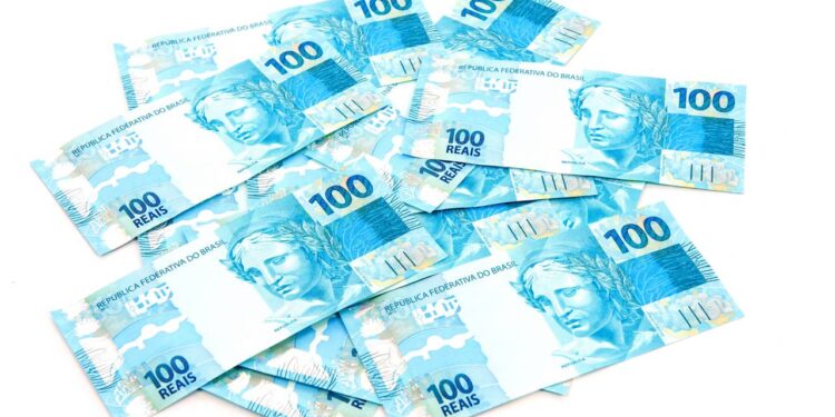 Mais de 400 mil pessoas recebem pagamento extraordinário de R$ 1.518