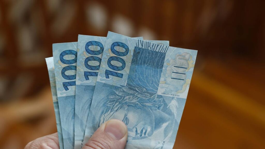 Mais de 400 mil pessoas recebem pagamento extraordinário de R$ 1.518