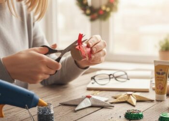 Enfeites de natal lindos feitos à mão com materiais reciclados