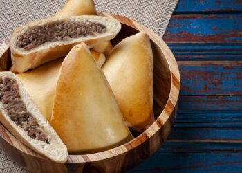 Prepare uma esfirra de carne caseira em 30 minutos com massa macia e recheio suculento