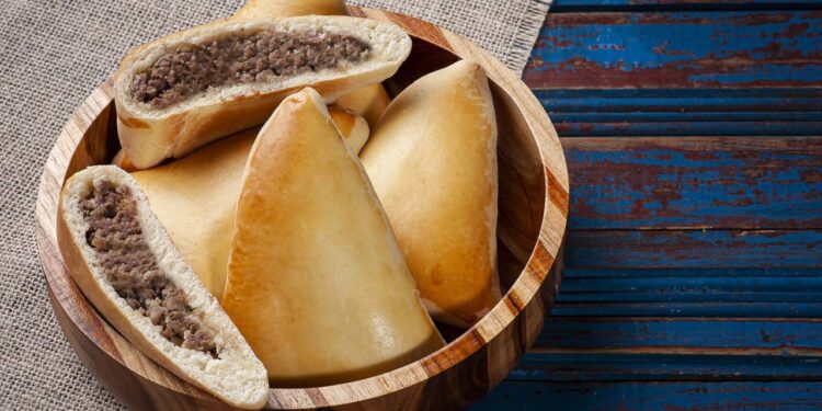 Prepare uma esfirra de carne caseira em 30 minutos com massa macia e recheio suculento