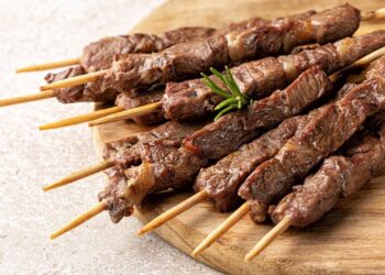 Churrasco com espetinhos: a comida do verão