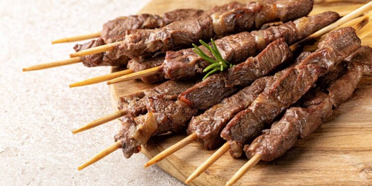 Churrasco com espetinhos: a comida do verão