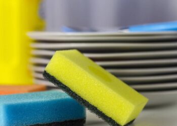Como higienizar esponjas de cozinha e eliminar bactérias