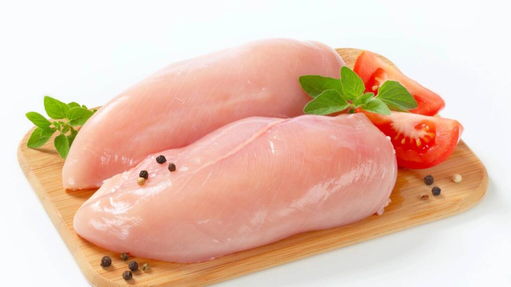 Nem na frigideira, nem no forno: aprenda o frango suculento feito em 7 minutos com técnica de restaurante