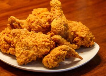 Truque para fazer frango frito muito crocante e suculento