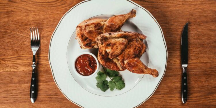 Como preparar frango suculento no micro-ondas em poucos minutos