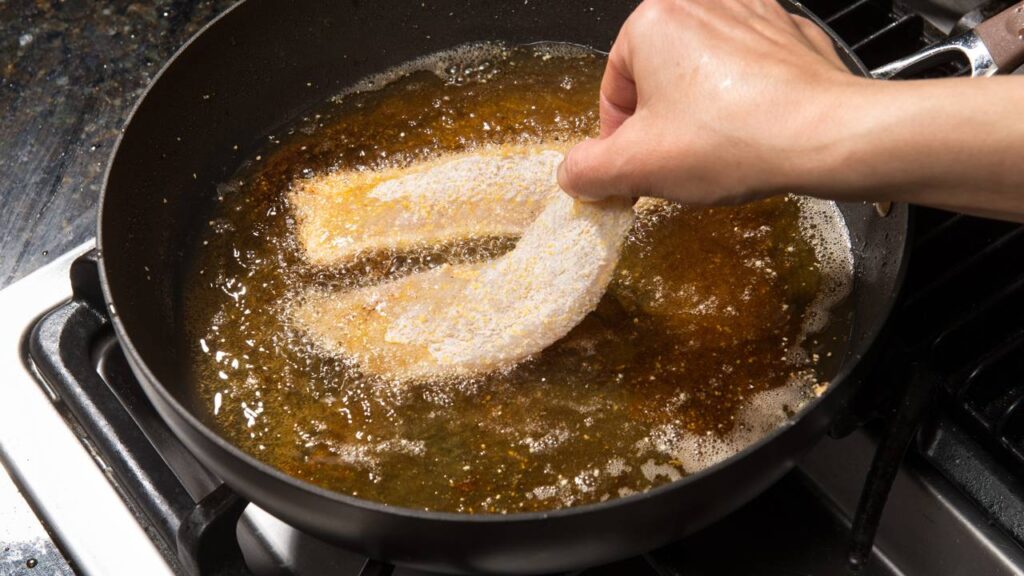 Truque simples para evitar que o óleo espirre ao fritar