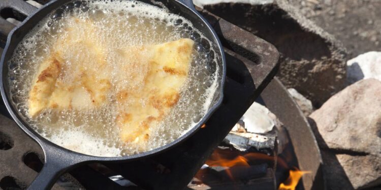 Truque simples para evitar que o óleo espirre ao fritar