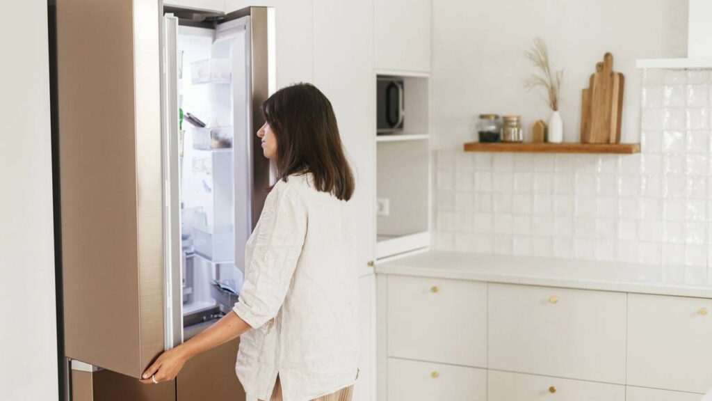 O mistério da luz da geladeira: ela apaga mesmo quando a porta fecha?