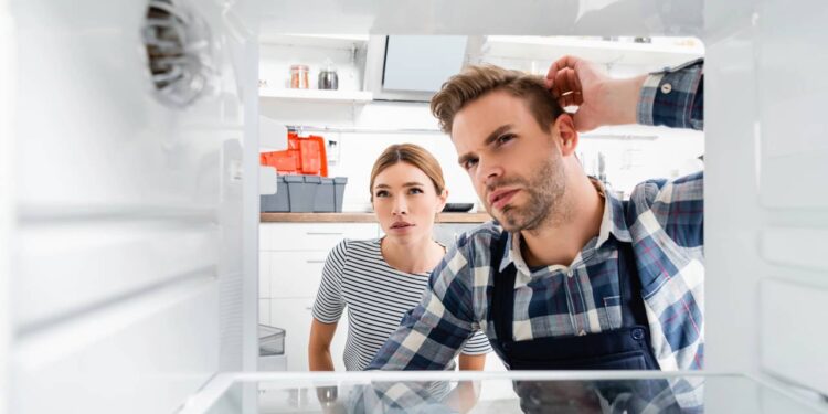 Por que sua geladeira faz estalos à noite e como resolver isso, segundo técnico