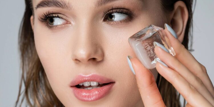 Esta técnica de 2 minutos deixa a pele mais firme e rejuvenescida, segundo dermatologista