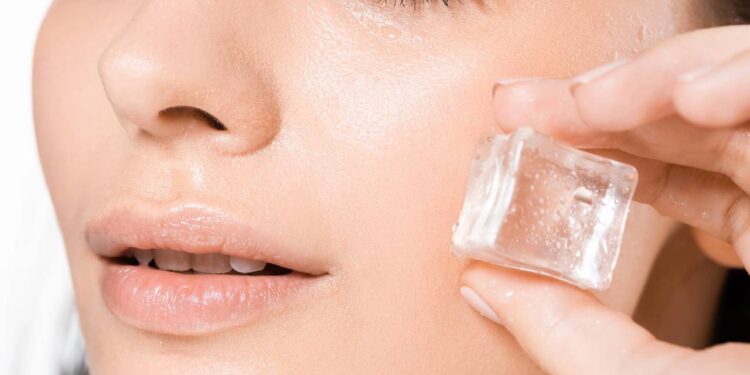 Gelo no rosto melhora sua pele e reduz olheiras, acne e inchaço