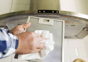 Nem veja, nem cloro gel: esse truque com casca de fruta tira gordura do exaustor em 5 minutos