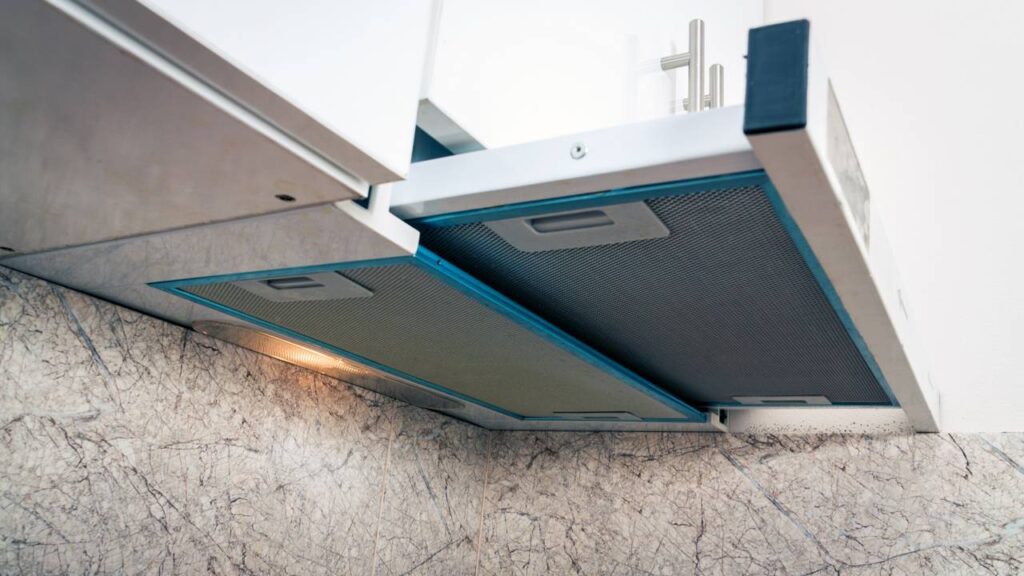 Nem veja, nem cloro gel: esse truque com casca de fruta tira gordura do exaustor em 5 minutos