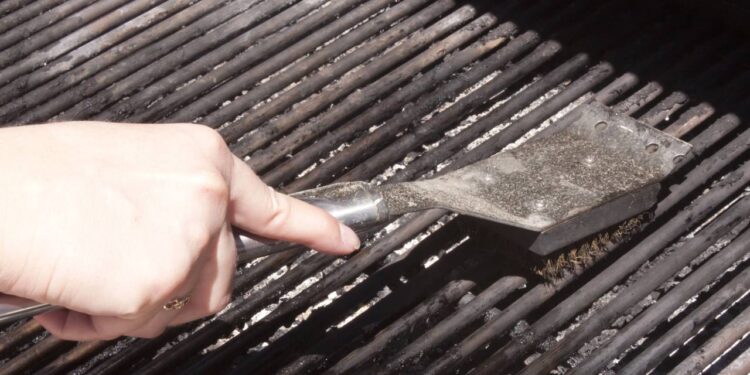 Sem limão, sem detergente: truque para limpar grelha com dois ingredientes da cozinha
