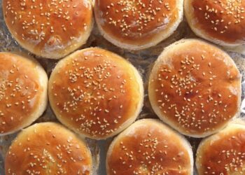 Esta receita fácil mostra como fazer pão de hambúrguer sem glúten em 5 minutos