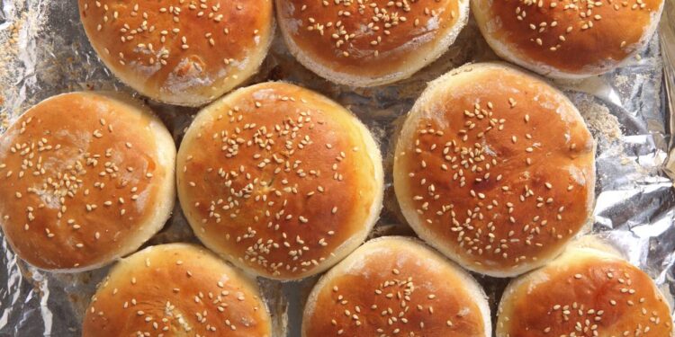 Esta receita fácil mostra como fazer pão de hambúrguer sem glúten em 5 minutos