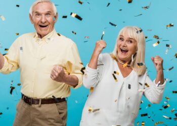 Governo paga mais de 1.500 a idosos que comemoram o recebimento