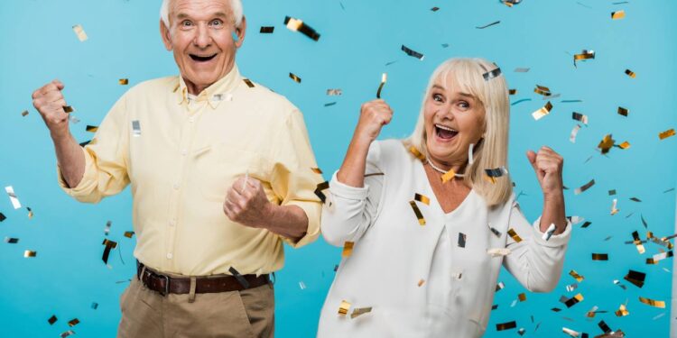 Governo paga mais de 1.500 a idosos que comemoram o recebimento