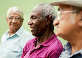 Idosos podem receber salário extra de R$ 1.518; saiba como solicitar