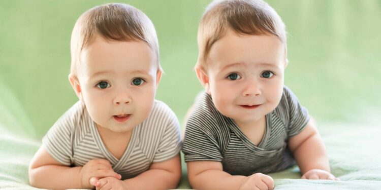 Como escolher nomes de irmãos ou gêmeos que combinam naturalmente