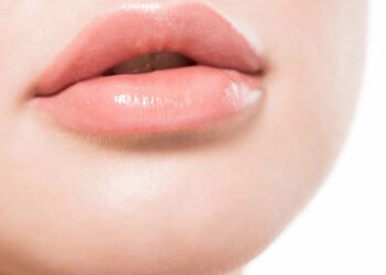 Este esfoliante caseiro irá recuperar os seus lábios