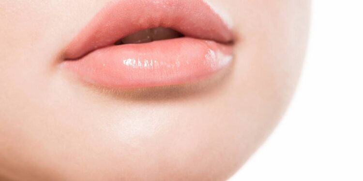 Este esfoliante caseiro irá recuperar os seus lábios