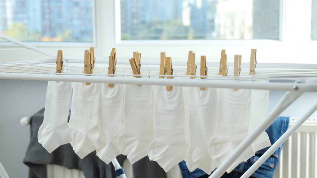 Misturinha infalível para desencardir meias em casa