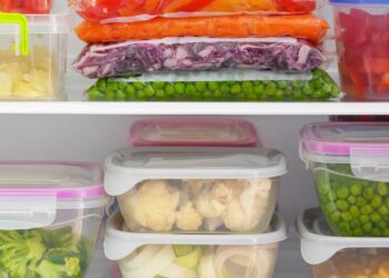 Essa técnica com pote e papel toalha fez meus legumes durarem por mais tempo