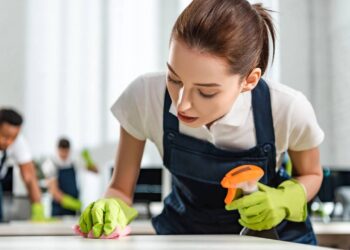 Nem água sanitária, nem produto caro: 7 misturas caseiras seguras para sujeiras difíceis