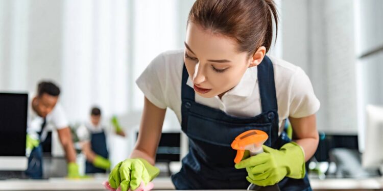 Nem água sanitária, nem produto caro: 7 misturas caseiras seguras para sujeiras difíceis