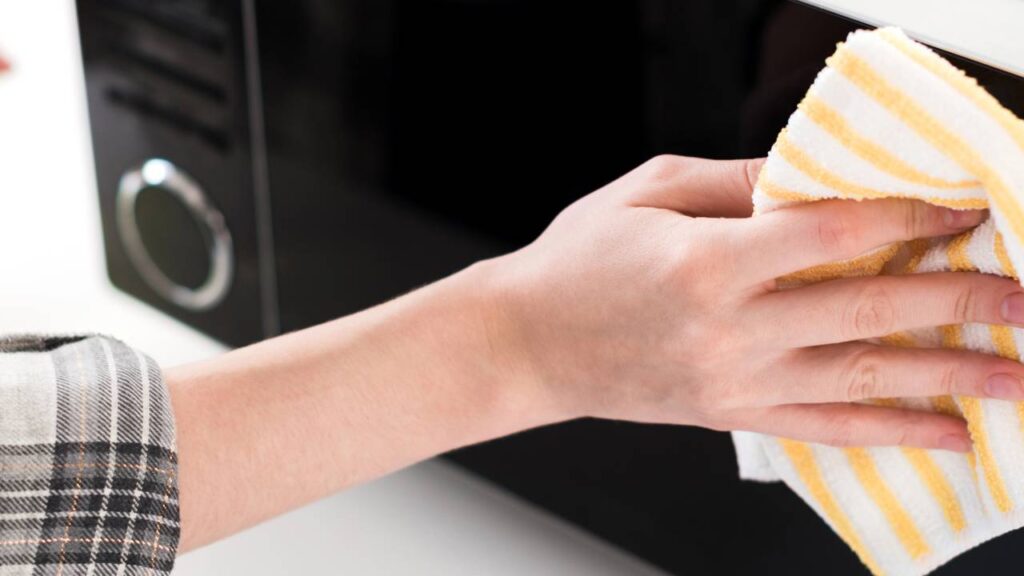 Dica caseira para limpar o micro-ondas sem produtos fortes