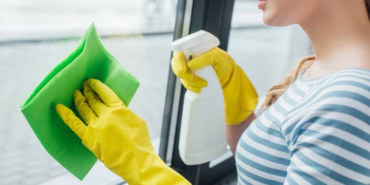 3 erros na limpeza de vidro que estão deixando seu box manchado