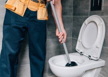 Método de limpeza de banheiro sem jogar água reduz o desperdício e mantém o piso, o vaso e o box limpos