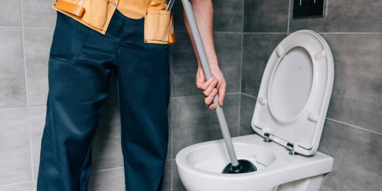 Método de limpeza de banheiro sem jogar água reduz o desperdício e mantém o piso, o vaso e o box limpos