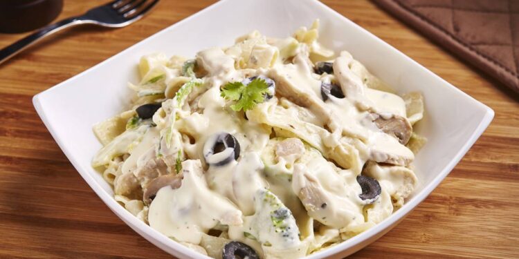 Receita de macarrão cremoso com atum e queijo para um jantar perfeito