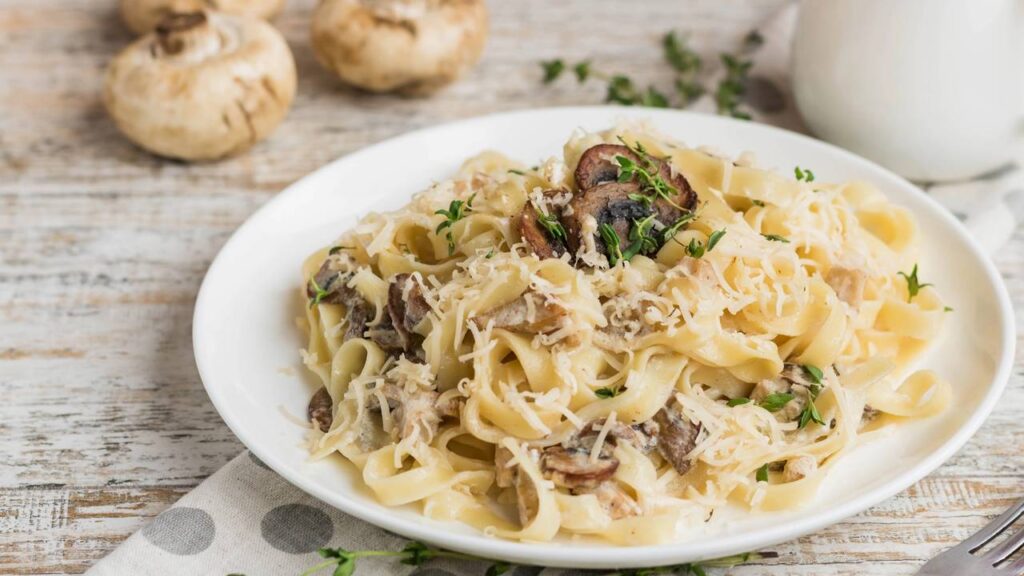 Receita de macarrão cremoso com atum e queijo para um jantar perfeito