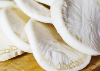 Guardar a mandioca descascada na geladeira faz mal para a saúde?