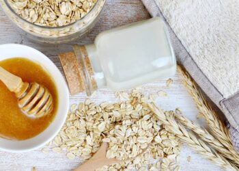Faça em casa a máscara natural de aveia e mel para hidratar o seu rosto sem gastar com marcas