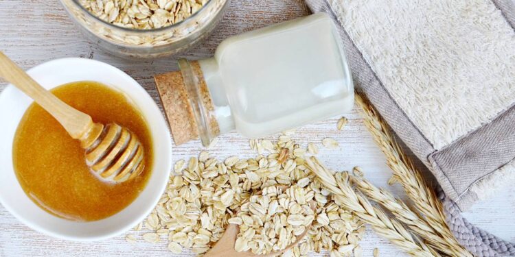 Faça em casa a máscara natural de aveia e mel para hidratar o seu rosto sem gastar com marcas