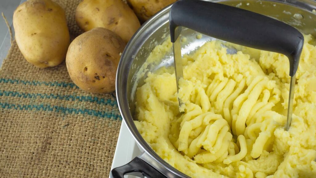 Os erros que deixam o purê de batata pesado e sem sabor