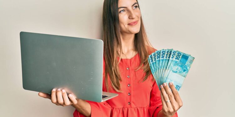 Receba até R$ 1.518 de benefício do governo mesmo estando trabalhando