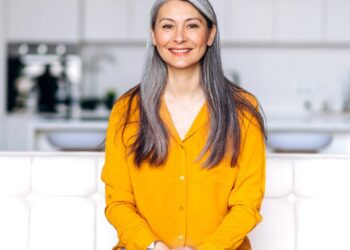 Por que assumir os fios brancos se tornou um símbolo de autenticidade feminina