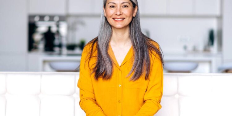 Por que assumir os fios brancos se tornou um símbolo de autenticidade feminina