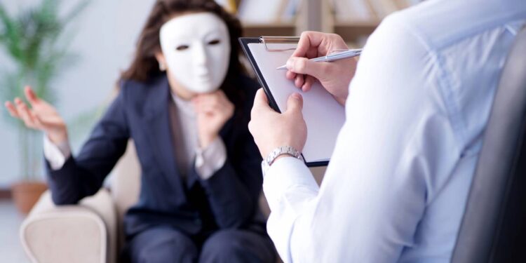 Como identificar um narcisista antes que destruam sua paz, segundo psicólogo