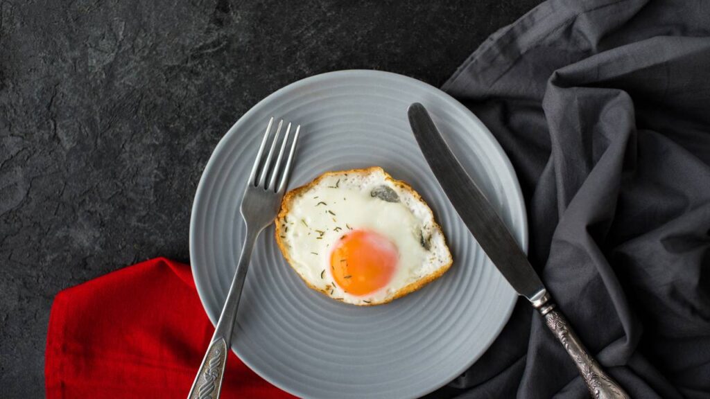 Ovo frito de micro-ondas fica pronto em 2 minutos sem sujeira