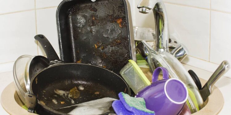 Essa pastinha com dois ingredientes deixa qualquer panela brilhando sem esforço