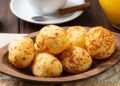 Pão de queijo gourmet surpreende chefs e vira febre em Tóquio