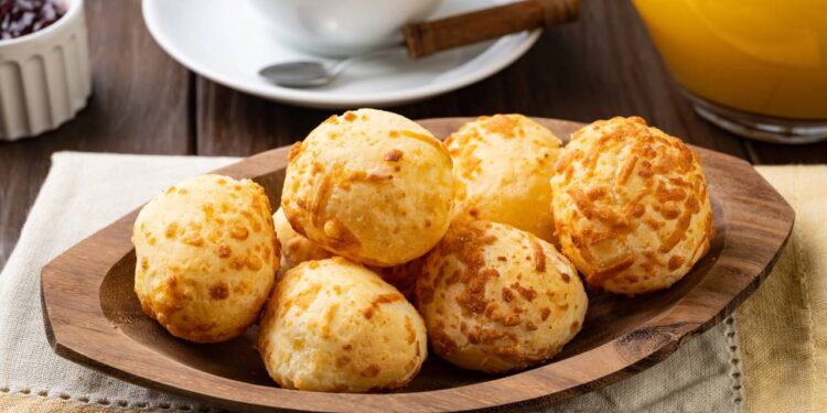 Etapa,Ingredientes (45 pãezinhos),Tempo,Passo a Passo (técnica 2025 que nunca falha),Dica de Ouro 2025 Escaldar,"250 ml leite integral 250 ml água 120 ml óleo 1 col. chá sal",4 min,Ferve tudo junto → desliga o fogo,Usa panela grossa = não esfria rápido Polvilho,500 g polvilho doce (Yoki ou Amafil 2025),3 min,Despeja a mistura quente sobre o polvilho → mexe até ficar homogêneo e esfriar o suficiente para colocar a mão,Mexe com colher de pau → depois sova 2 min = textura perfeita Queijo + ovos,"400 g queijo minas padrão ralado grosso (ou meia-cura) 3 ovos grandes",4 min,Quando a massa estiver morna → ovos um a um → queijo → sova até soltar das mãos (massa levemente pegajosa),Queijo minas padrão 2025 = derrete e fica puxa-puxa Modelar,—,4 min,Bolinhas de 25–30 g (tamanho de brigadeiro grande) → forma untada ou papel manteiga,Unta as mãos com óleo = não gruda nada Assar,—,12–15 min,Forno pré-aquecido 200 °C → 12–15 min até dourar bem embaixo,200 °C nos primeiros 8 min → abaixa para 180 °C no final